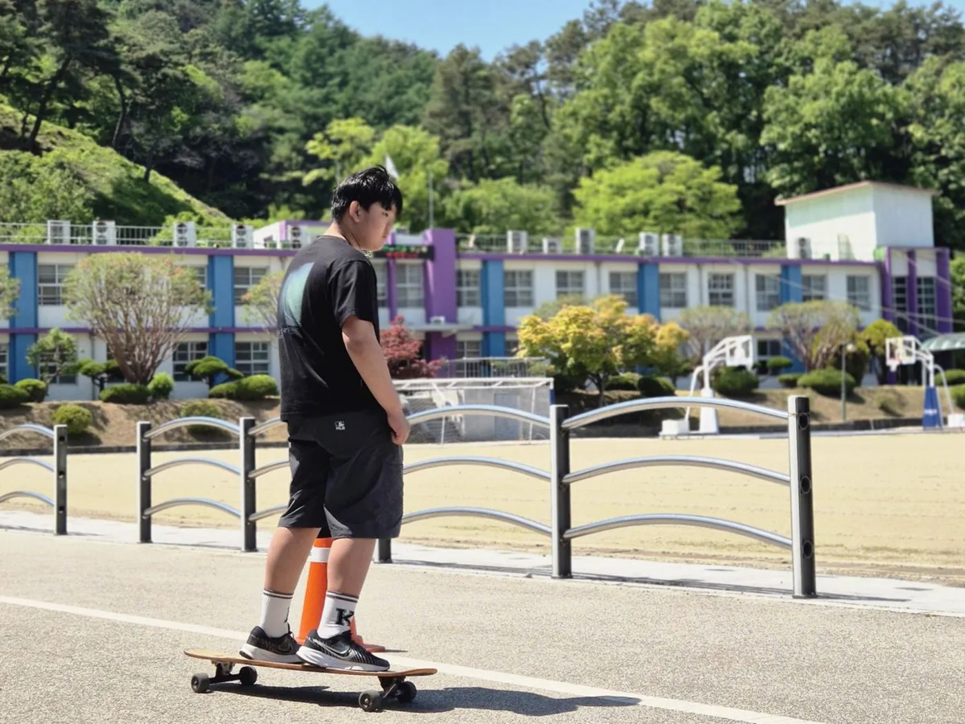 보드 위에 올라서서 균형을 잡는 참가자