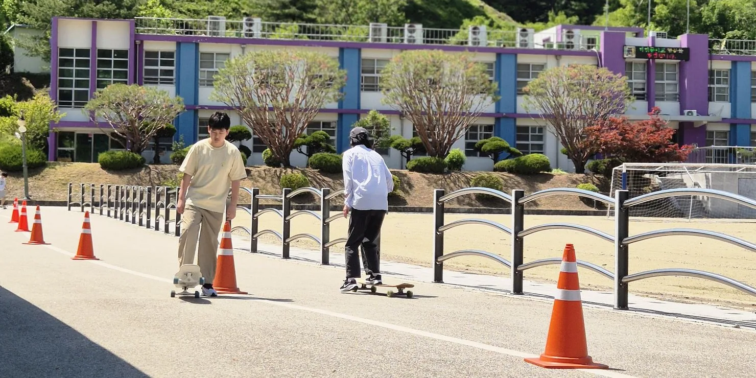 강사가 곁에서 주행을 지도하는 모습